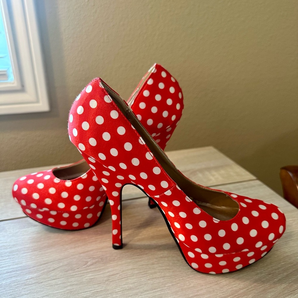 Red Pumps with white polka dots, Minnie Mouse heels